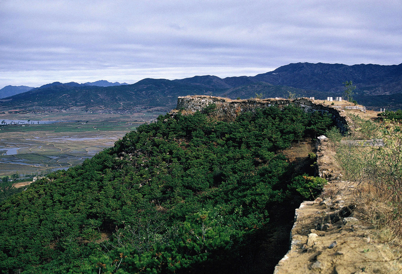 Section of Hwaseong Fortress defensewall.jpg
