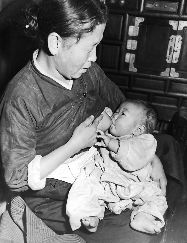 Seoul1945. We saw many mothers nursing healthy babies in public..jpg
