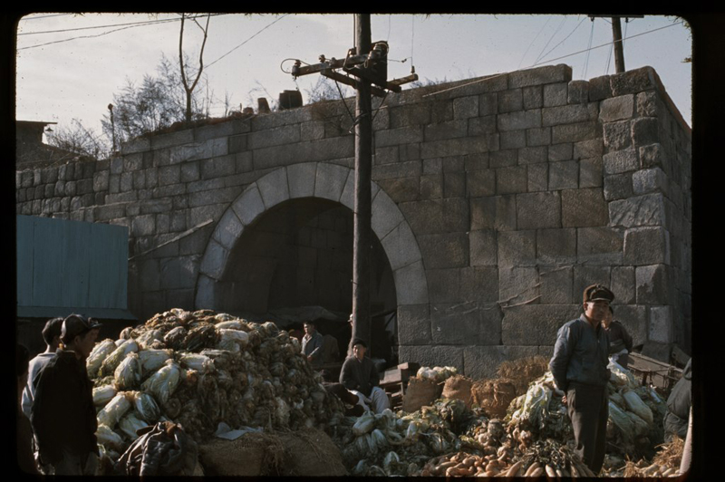 Seoul, East Minor Gate, Dec 1966.jpg