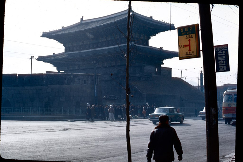 Seoul, East Gate, Dec 1966.jpg
