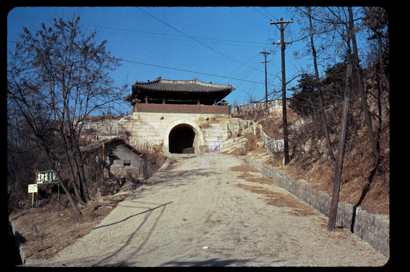 Seoul, North Gate, Dec 1966.jpg