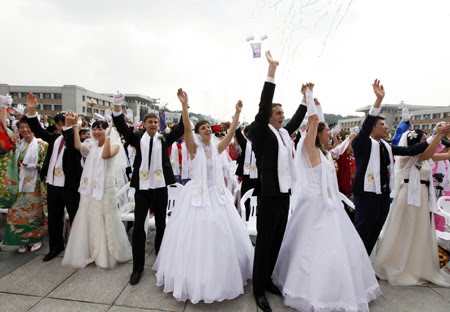 10000-couples-wedding-ceremony-goyang-seoul-south-korea-stills-pictures-photos-3.jpg