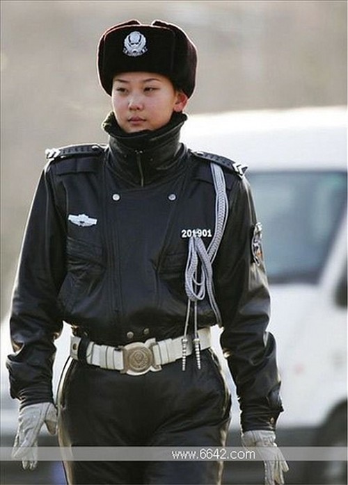 Beautiful-Female-Military-Around-the-World-016.jpg