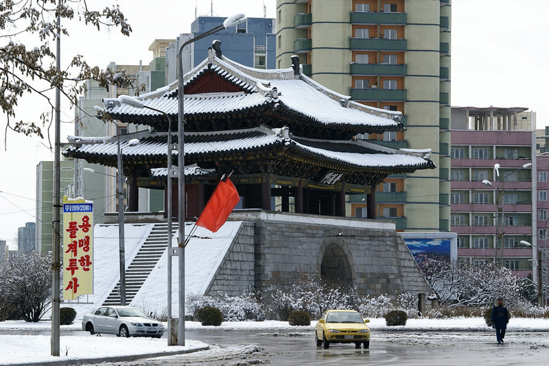 Potong Gate in snow, Pyongyang, March 2010.jpg