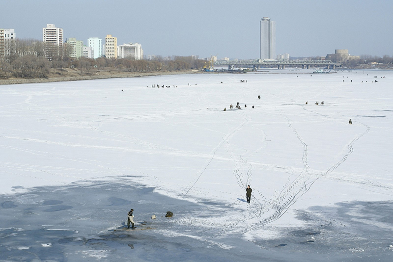 Frozen Taedong River, Pyongyang.jpg