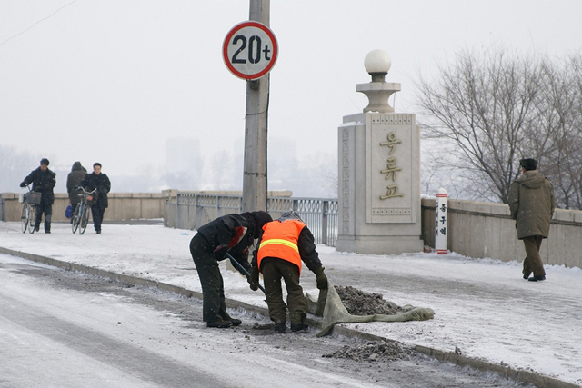 Clearing snow at Ongnyu Bridge, Pyongyang (2).jpg