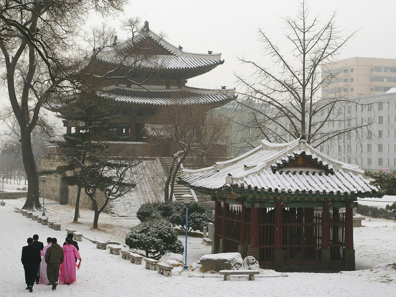 Taedong Gate snow scene.jpg