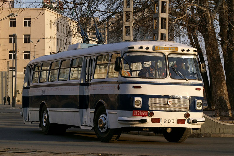 Pyongyang 200 trolleybus.jpg