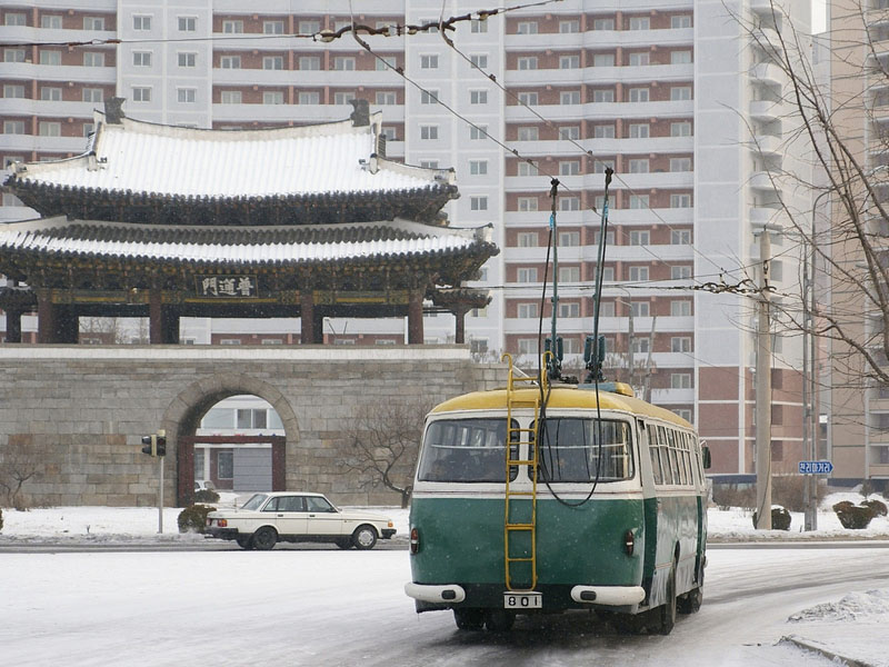 Pyongyang 801 trolleybus.jpg