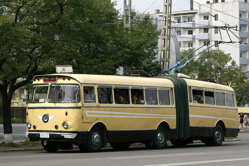 Pyongyang 903 trolleybus.jpg