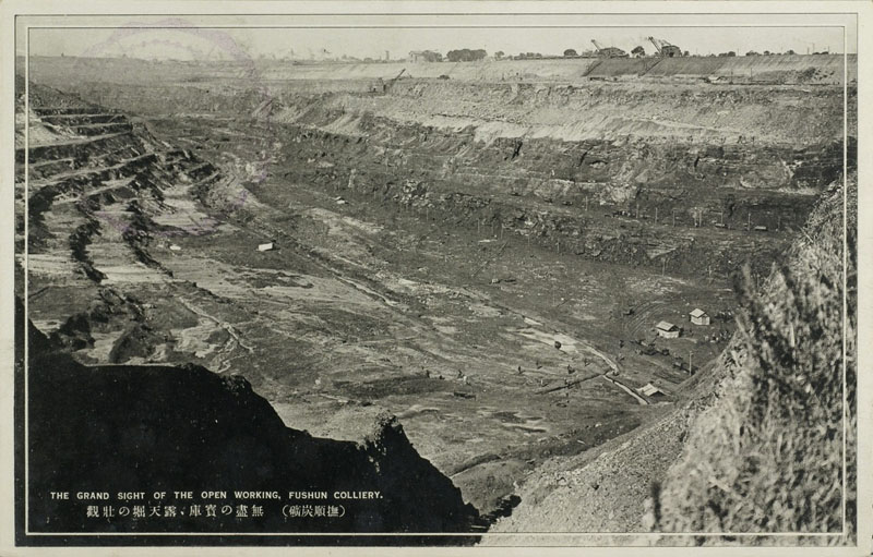 Open-cut mining at Fushun coal mines, c1930.jpg