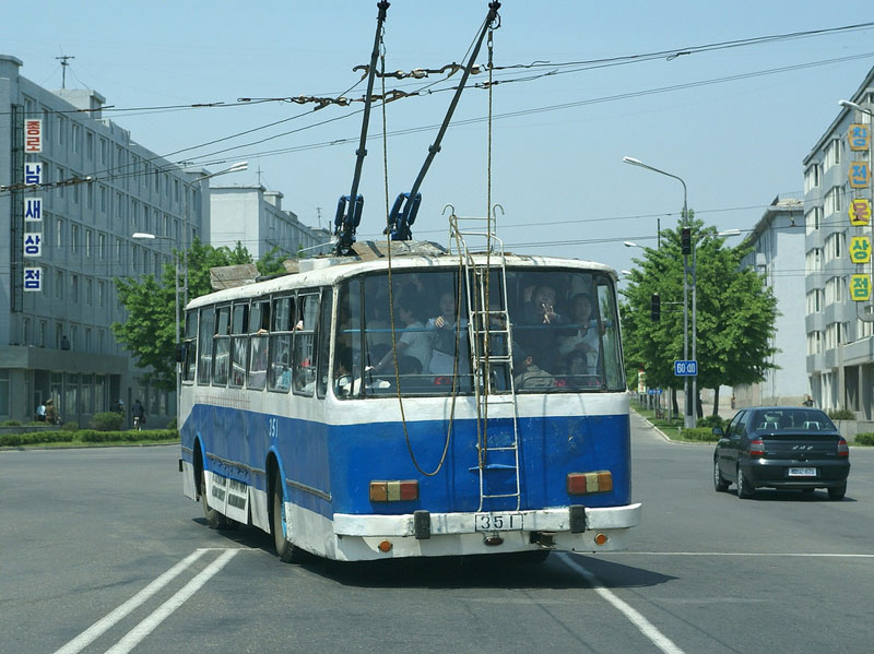 zPyongyang 351 trolleybus.jpg