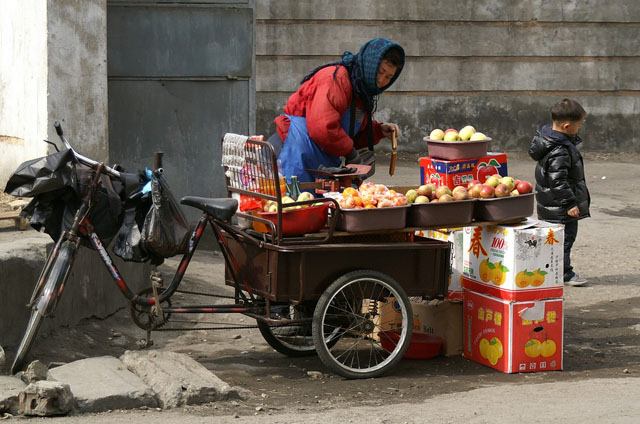 Fruit vendor in Taehak Street, Pyongyang.jpg