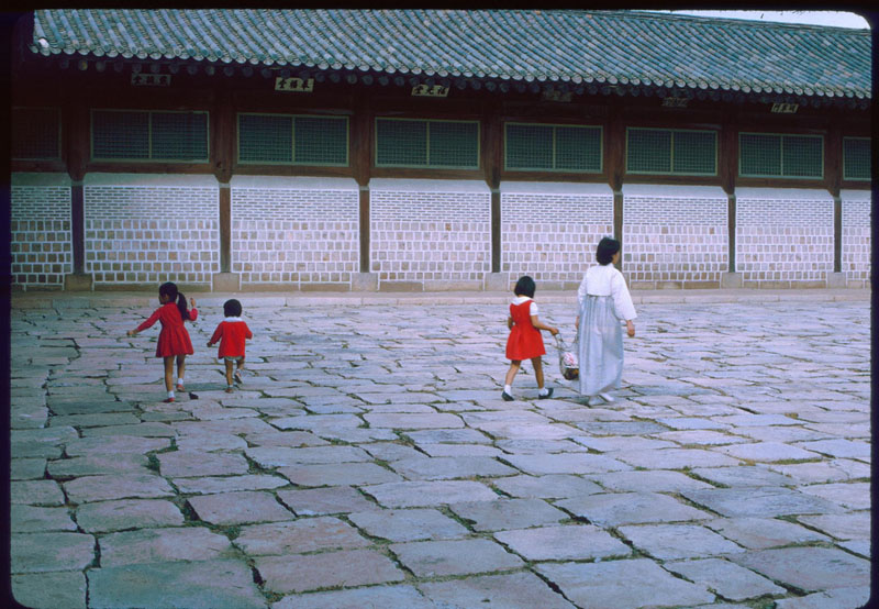 xFamily, Kyongbokgung, Oct 1965.jpg