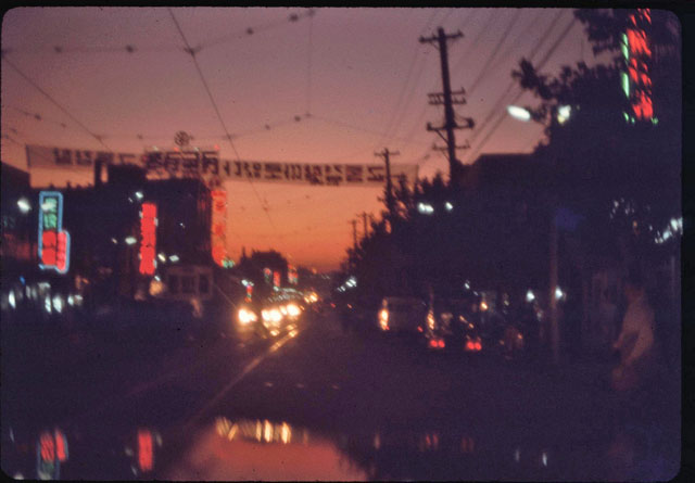 wSeoul at night, Nov 1965.jpg