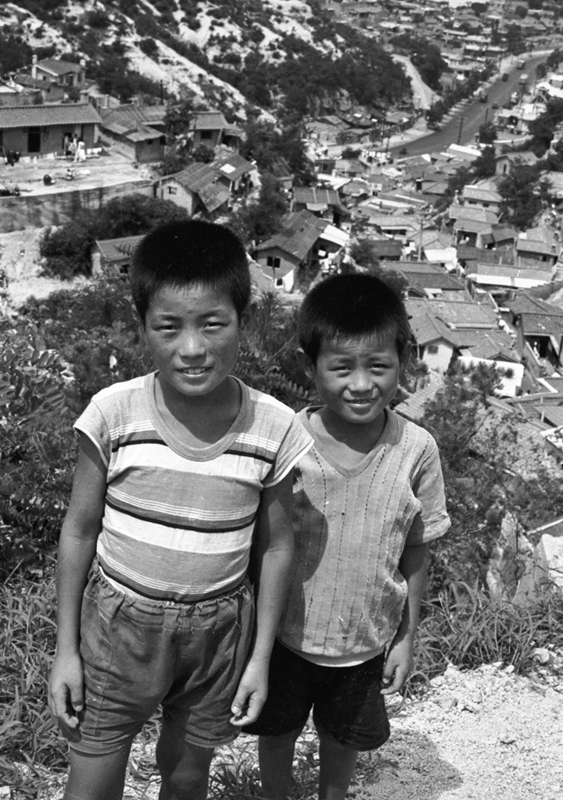 2 Boys Above Dashin-no, Seoul, 1968sindangdong.jpg