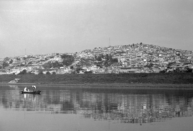 Casting Fishing Net on Jungnang-cheon, 196802.jpg
