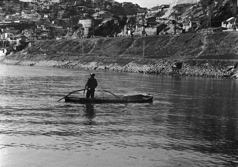 Gravel boat on Han River, 1968.jpg