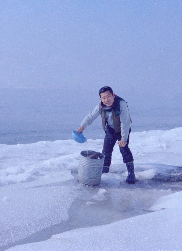 Fetching Water from Han River 2, 1969.jpg