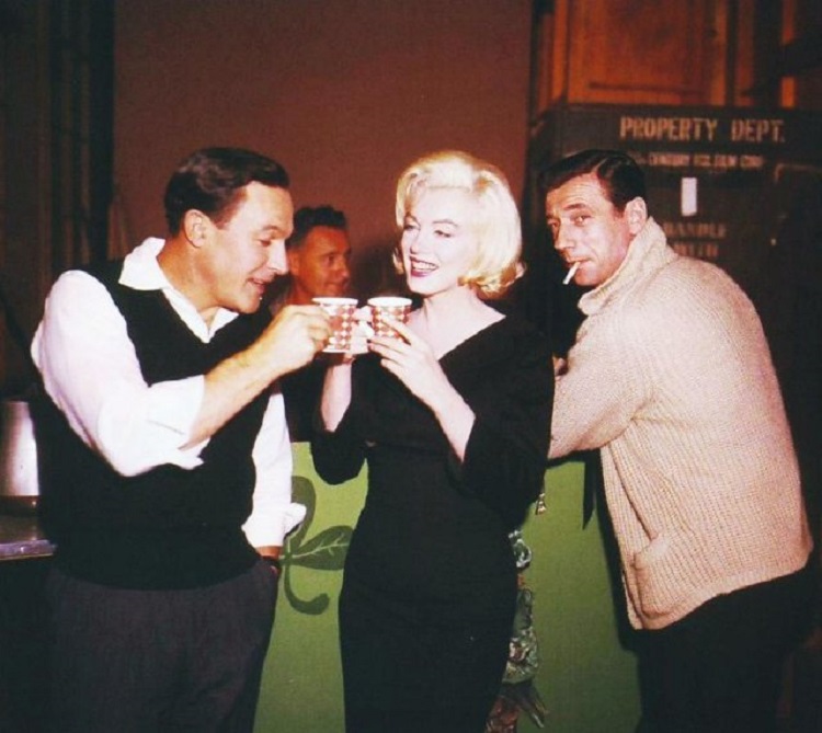 Grab a coffee with Yves Montand, Marilyn and Gene Kelly (2).jpg