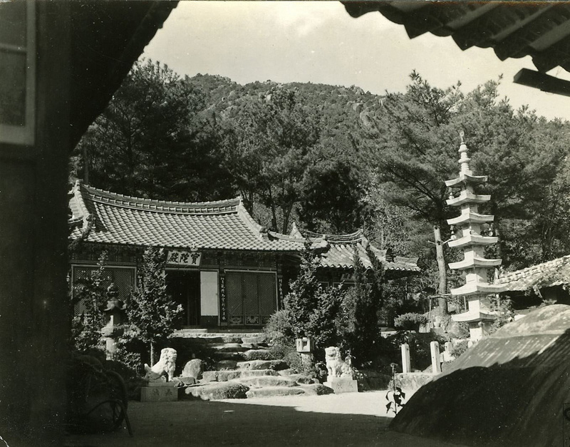zNovember 1945, Japanese temple near.jpg