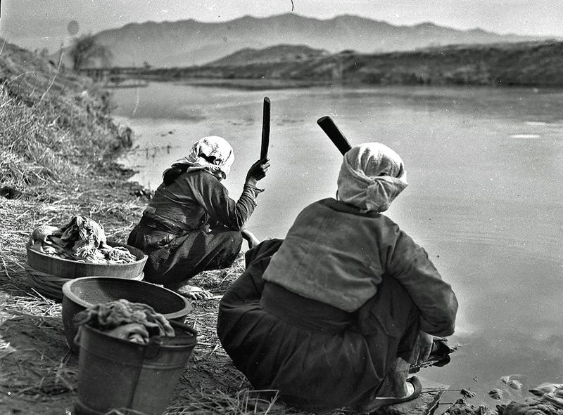 zWashing Clothes in Han River1945.jpg