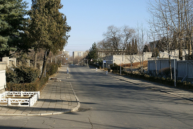 Main road, diplomatic quarter, Pyongyang.jpg