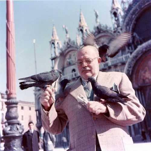 Ernest Hemingway attracts Pigeons.JPG