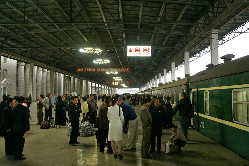 Pyongyang Station platform.jpg