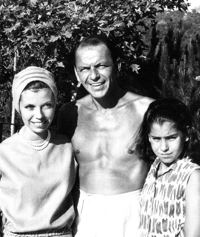 Frank Sinatra and his daughters.jpg
