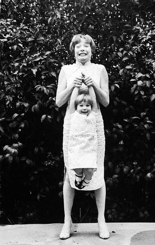 Shirley MacLaine playing with her daughter Sachi Parker.JPG