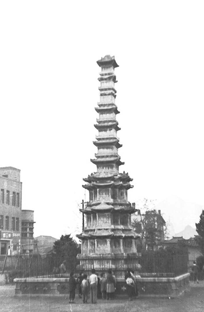 Stone monument. Seoul, Korea. 1953.jpg