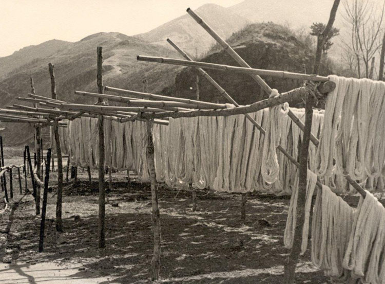 239 Pohang - drying yarn.jpg