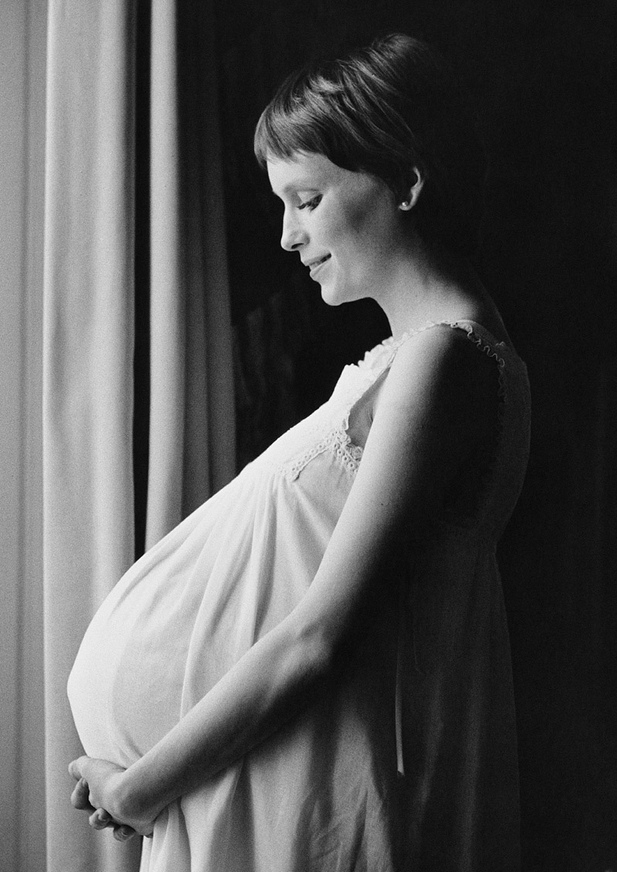 Mia Farrow, pregnant with twins, Matthew and Sascha Previn, New York, 1970.jpg