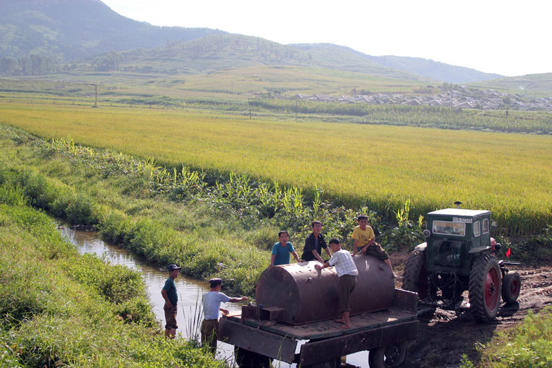 Filling the water tank near Nampo North Korea 13.jpg