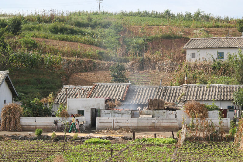 Rural Home near Nampo North Korea 15.jpg