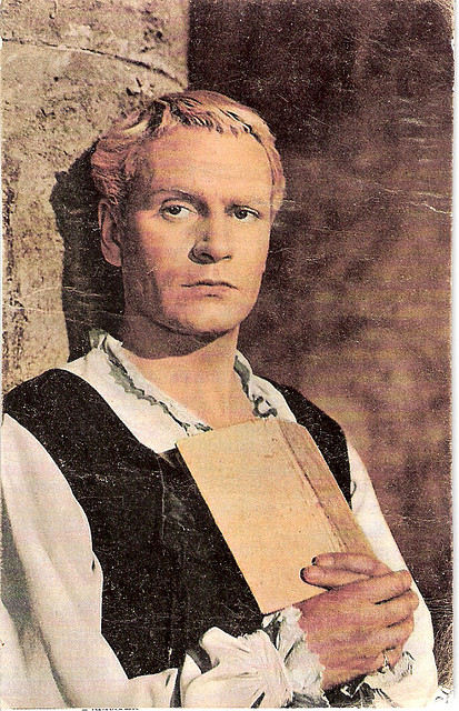 Laurence Olivier in Hamlet (1948).jpg