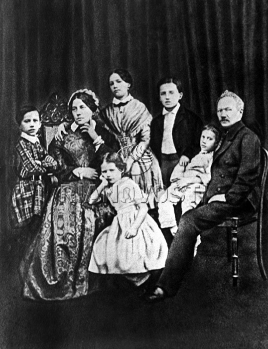 RIAN_377884The Tchaikovsky family.jpg