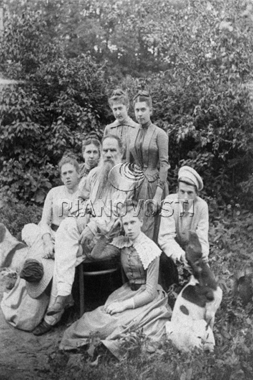 RIAN_157575Leo Tolstoy with his family in Yasnaya Polyana.jpg