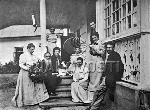 RIAN_158567Leo Tolstoy and his family in Yasnaya Polyana.jpg