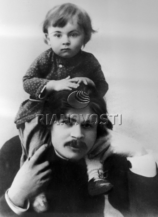Gorky with his son Maksim.jpg