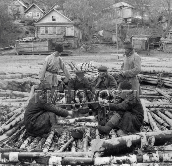 RIAN_27247Timber-floaters sit by the fire on logs.jpg