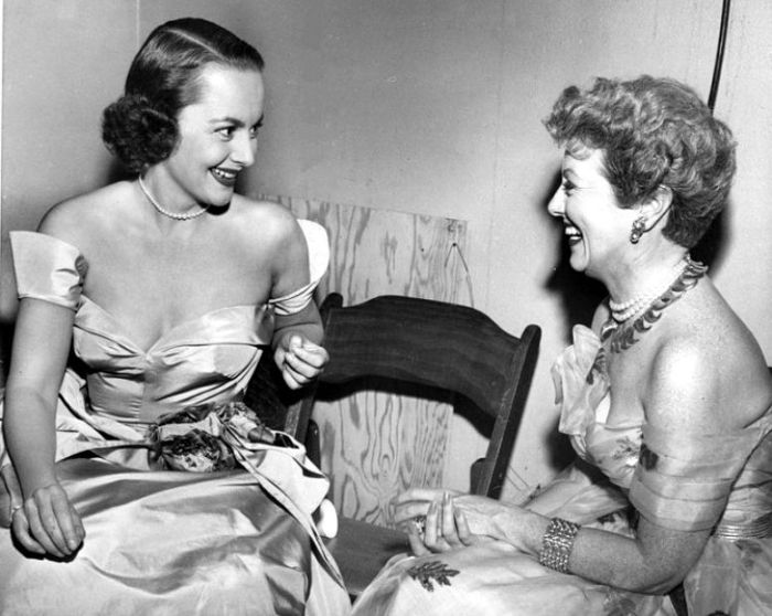 18Olivia de Havilland and Janet Gaynor, 1953.jpg