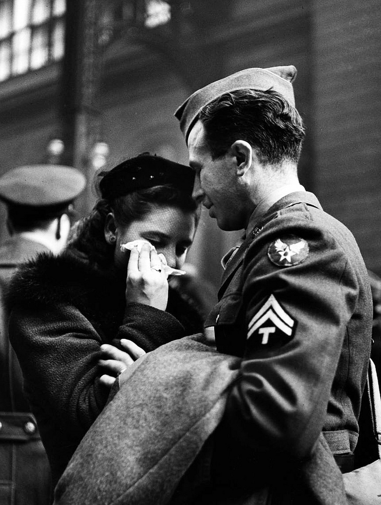 Soldiers Farwells At Penn Station 1944.jpg