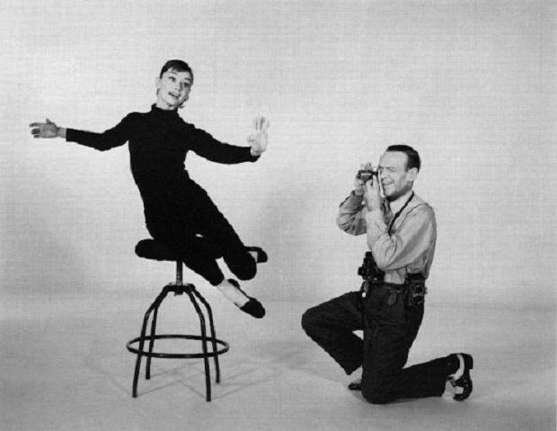 Audrey-Hepburn-being-photographed-by-Fred-Astaire-520x402.jpg