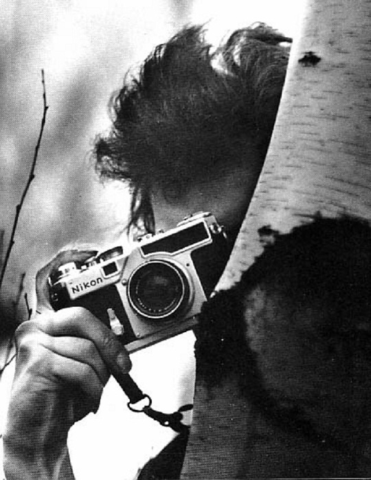 Bob-Dylan-with-a-Nikon-SP-Rangefinder.jpg