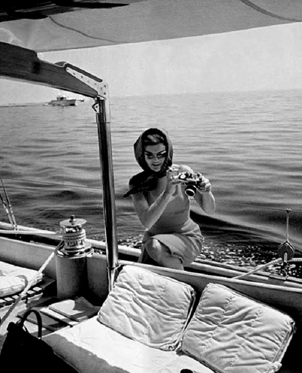 Jacqueline-Kennedy-Onassis-with-an-SLR.jpg