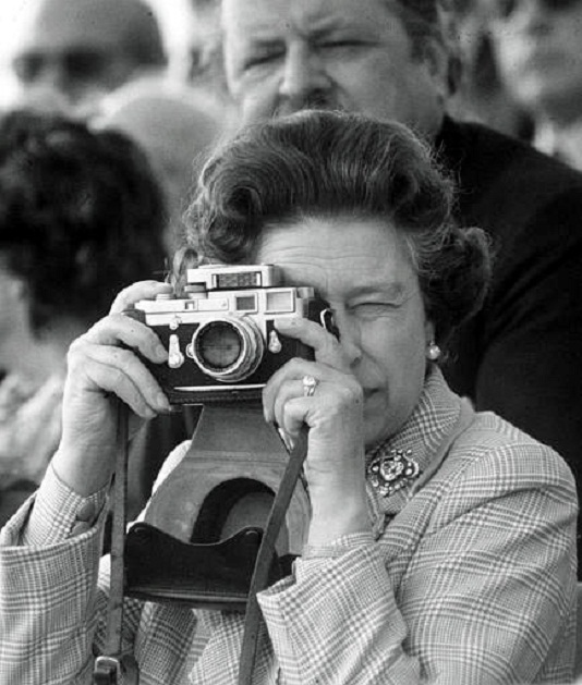 The-Queen-with-a-Leica.jpg