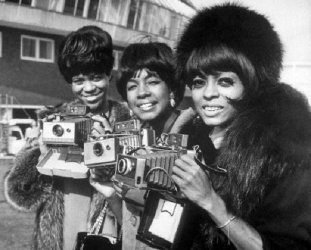 The-Supremes-with-their-Polaroid-Land-cameras-520x419.jpg