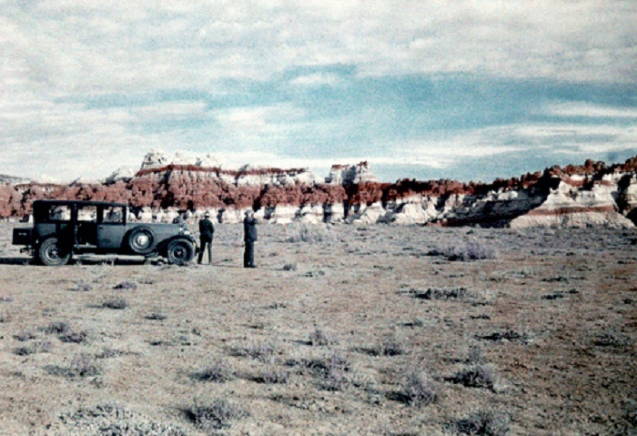 Arizona-Two-men-stand-by-a-car-in-a-field-looking-at-the-nearby-canyons-Moenkopi-Wash-Western-Navajo-Indian-Reservation.jpg